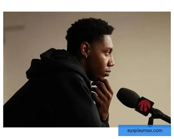 巴雷特在比赛中被队友锡安误伤肩膀 已返回更衣室接受治疗